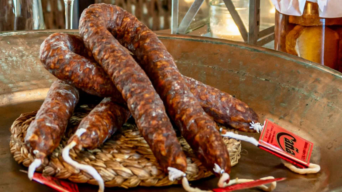 Chorizo artesano sobre una bandeja 