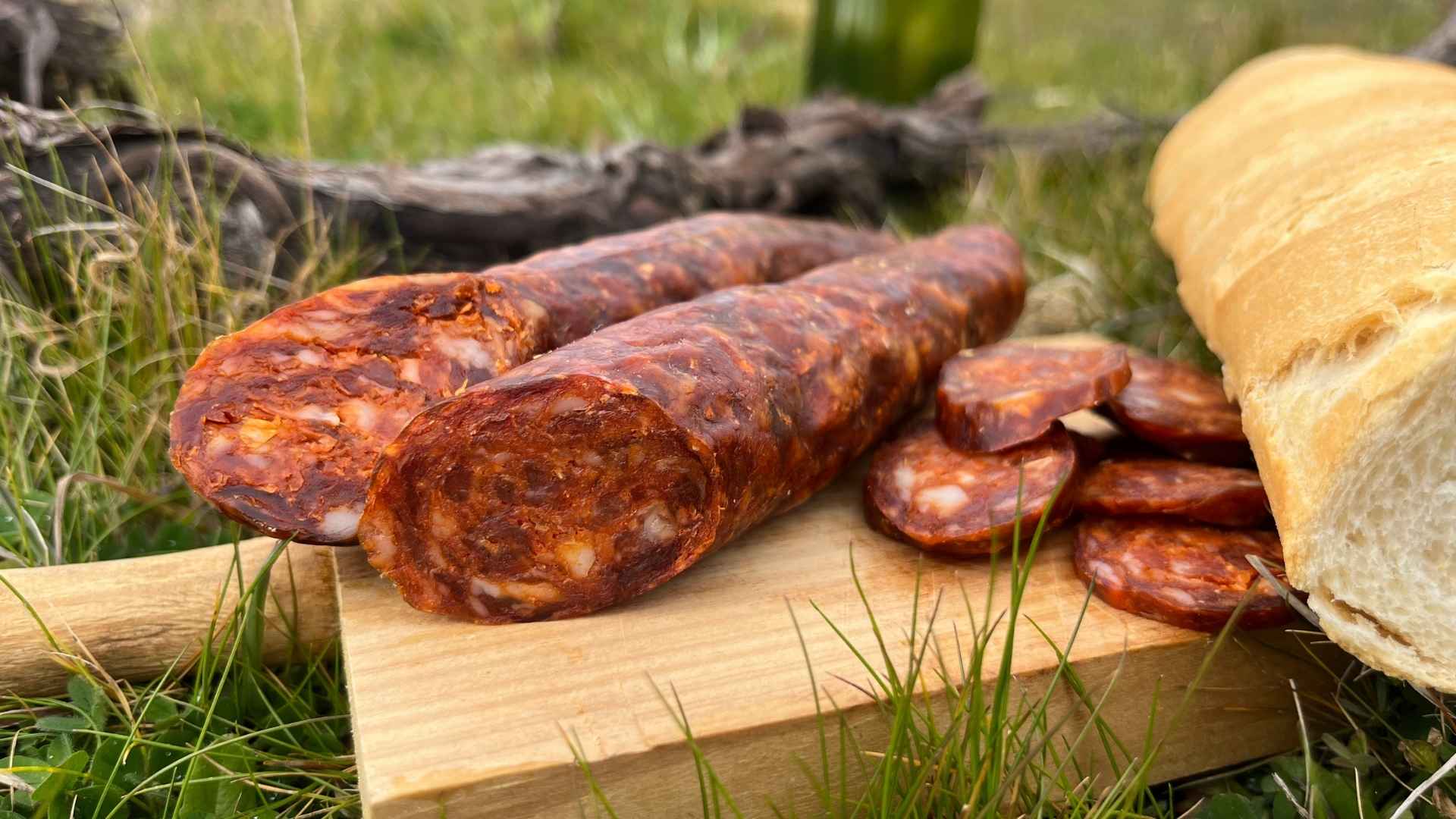 Chorizo Curado, en tabla con pan