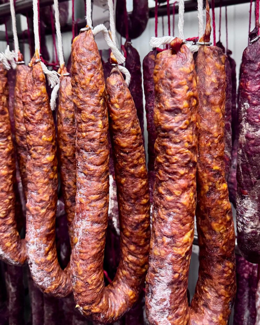 Chorizo artesanal durante su curación natural en secadero