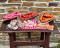 Surtido de embutidos artesanos frescos para barbacoa