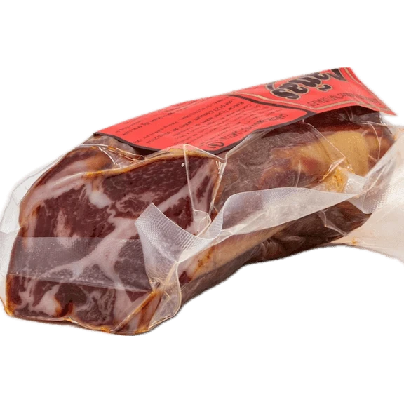 Cabecero de lomo curado de Embutidos Cañas sobre fondo blanco