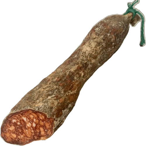 Chorizo cular artesano de Segovia sobre fondo blanco