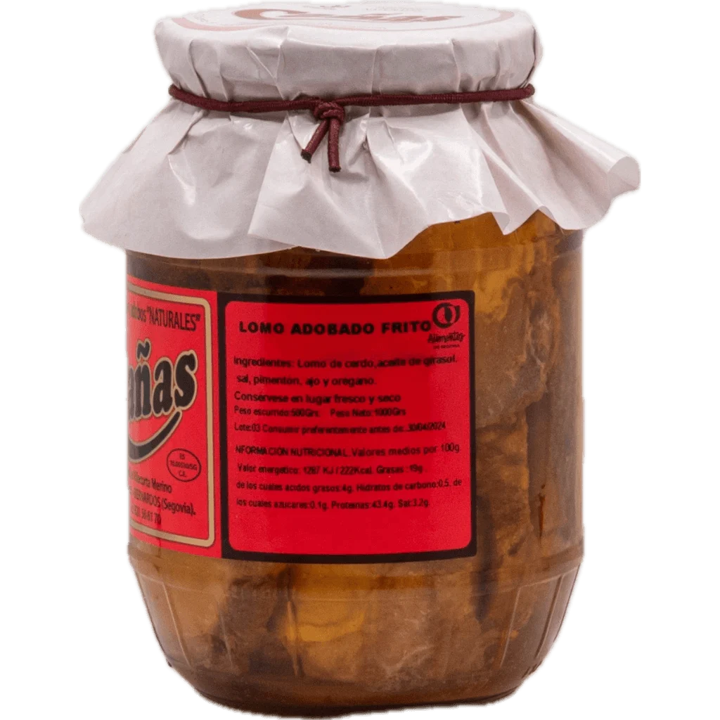 Detalle del tarro de chorizo de orza artesanal sobre fondo blanco