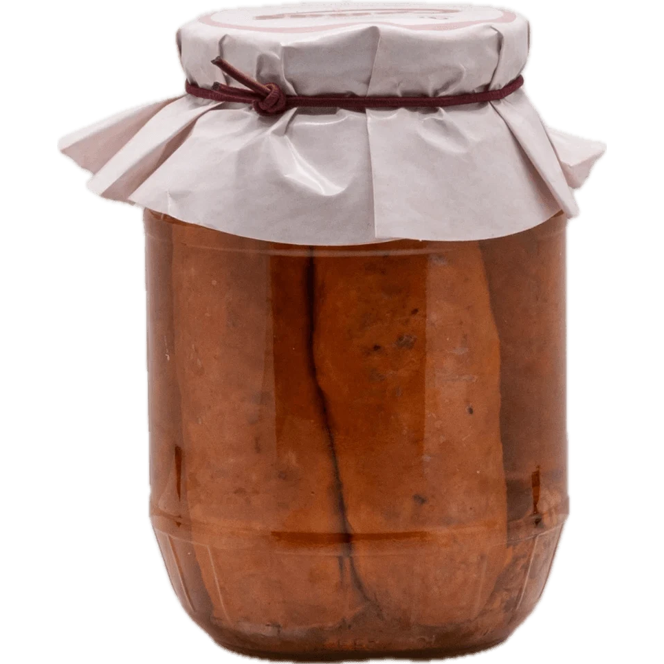 Chorizo de orza artesano en tarro de cristal sobre fondo blanco