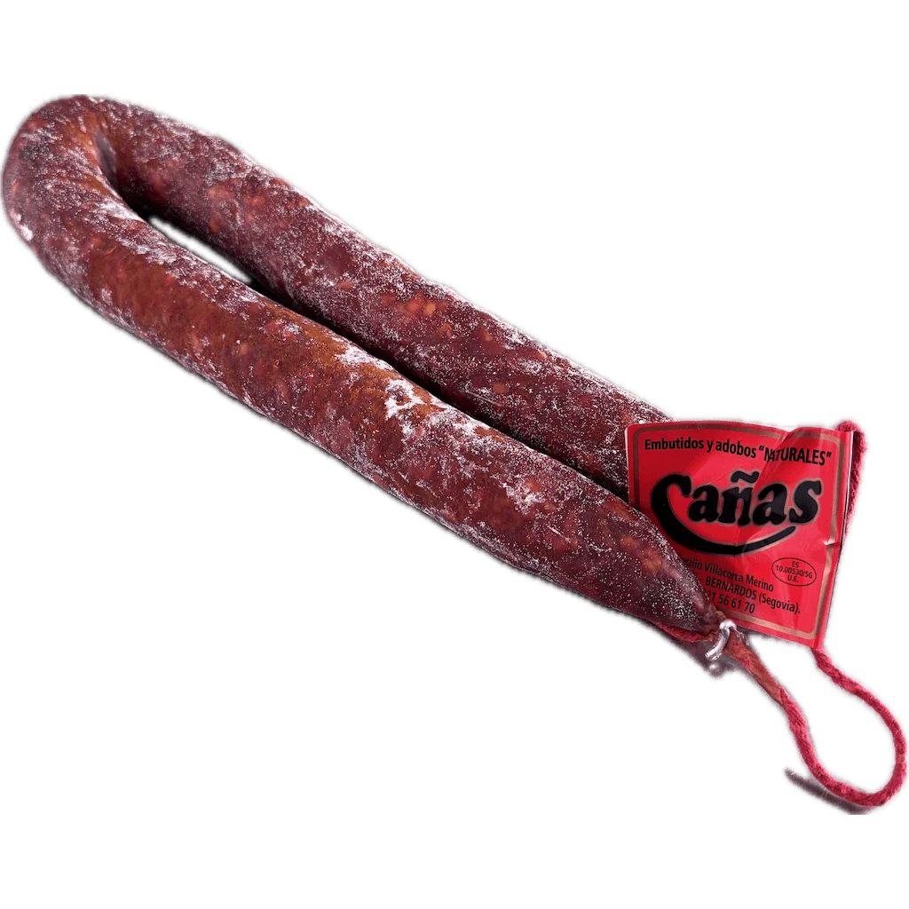 Chorizo sarta picante artesano de Segovia sobre fondo blanco
