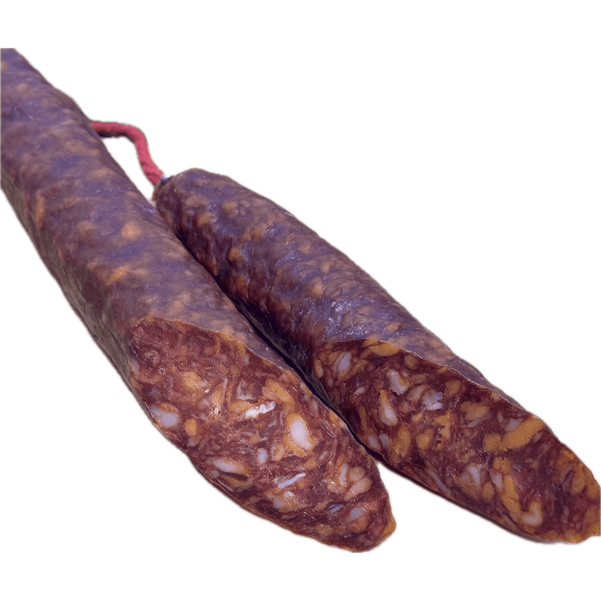 Detalle de chorizo sarta picante artesanal sobre fondo blanco