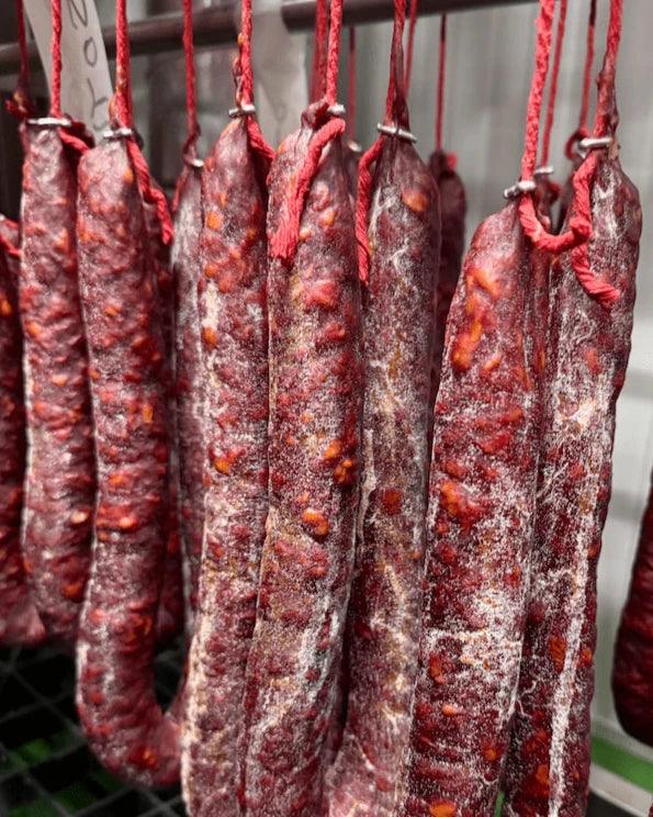 Chorizo picante durante su curación natural en secadero