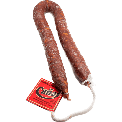 Chorizo sarta dulce artesano de Segovia sobre fondo blanco