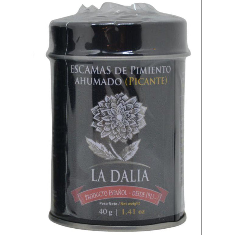 Escamas de pimentón ahumado picante La Dalia sobre fondo blanco