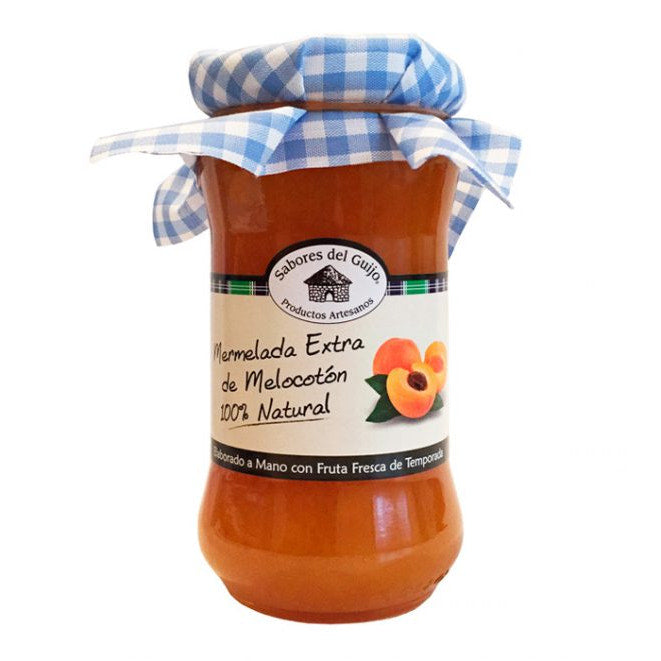 Mermelada extra de melocotón Sabores del Guijo sobre fondo blanco