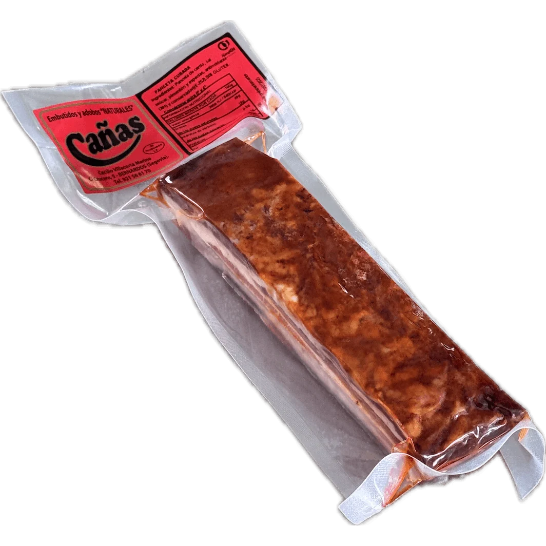 Panceta curada adobada de cerdo Duroc sobre fondo blanco