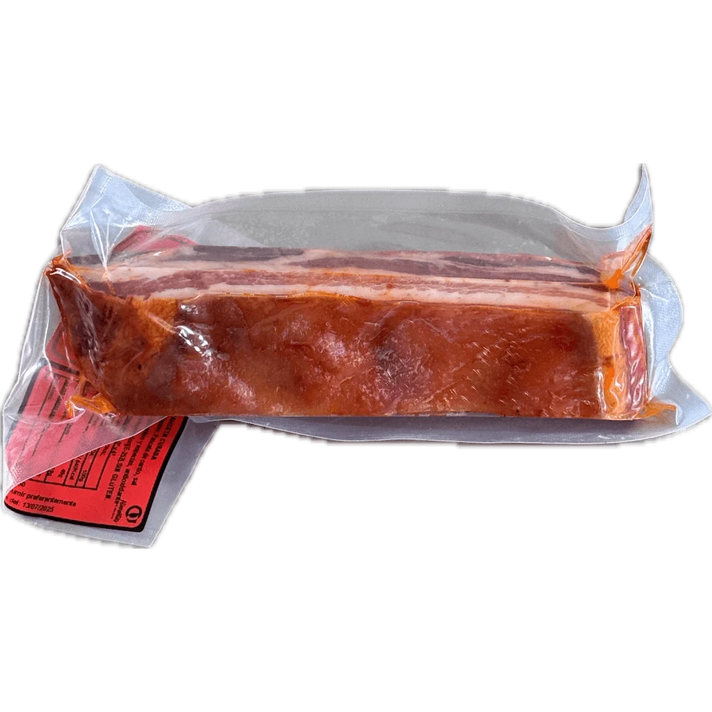 Panceta curada adobada artesanal de Segovia sobre fondo blanco