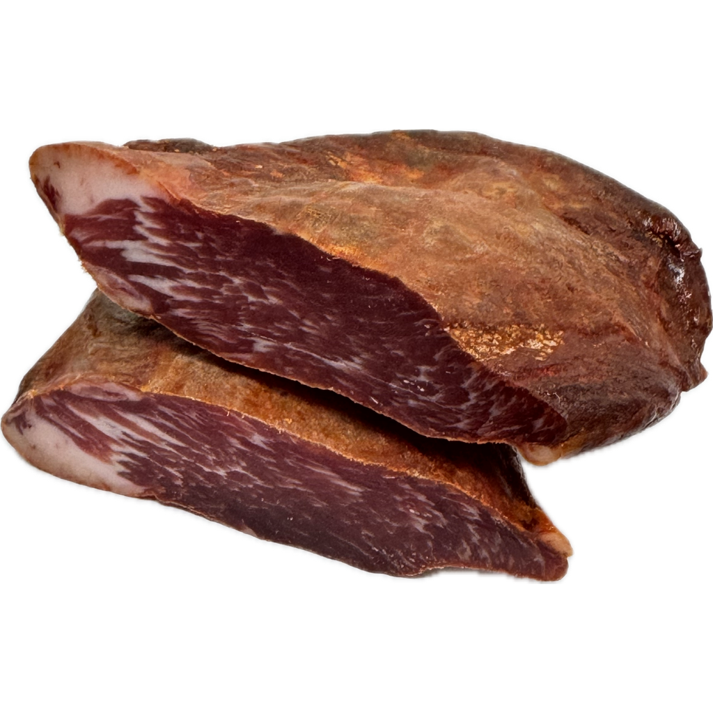 Detalle de presa de cerdo Duroc curada sobre fondo blanco