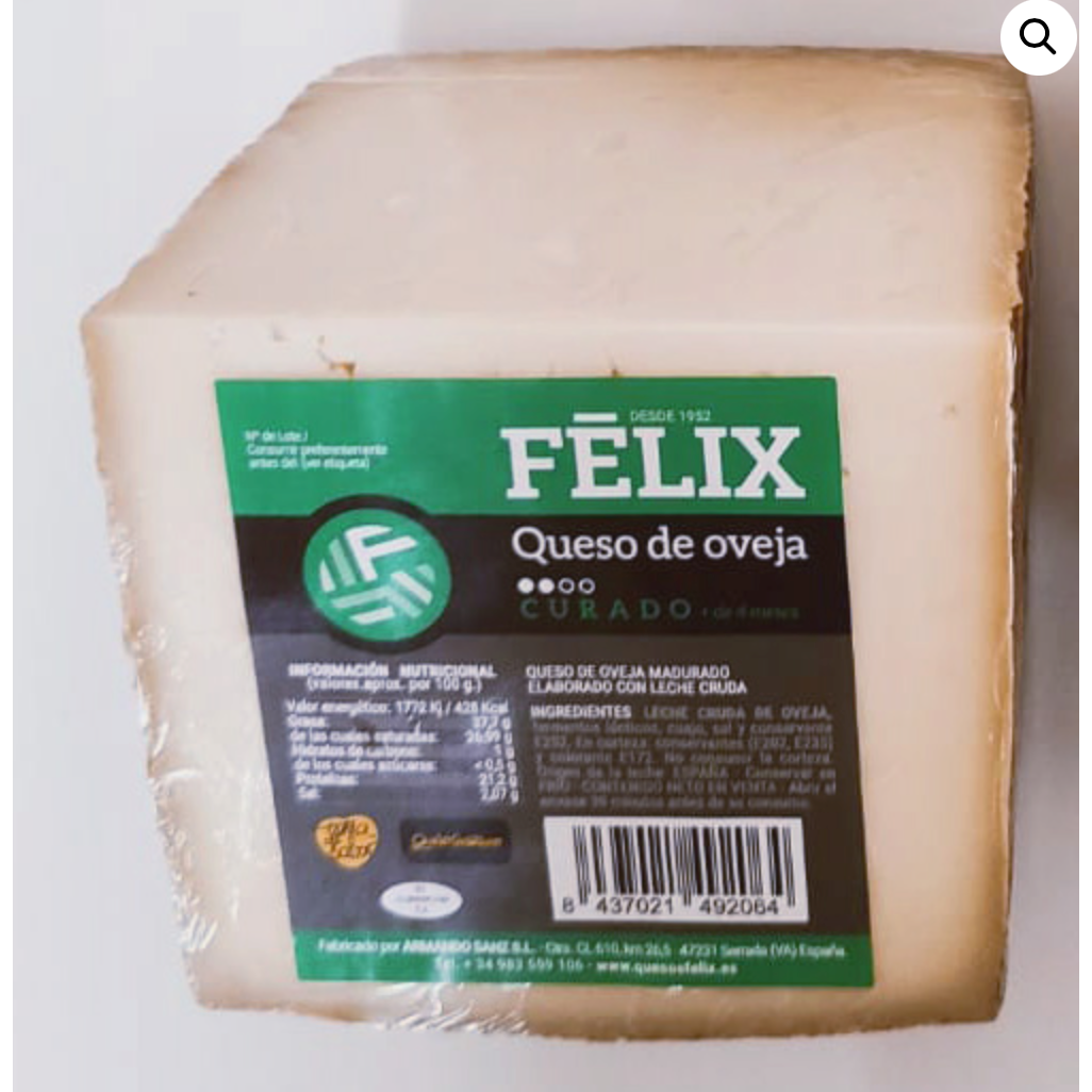 Queso Curado Félix de oveja en cuña de 750 g sobre fondo blanco